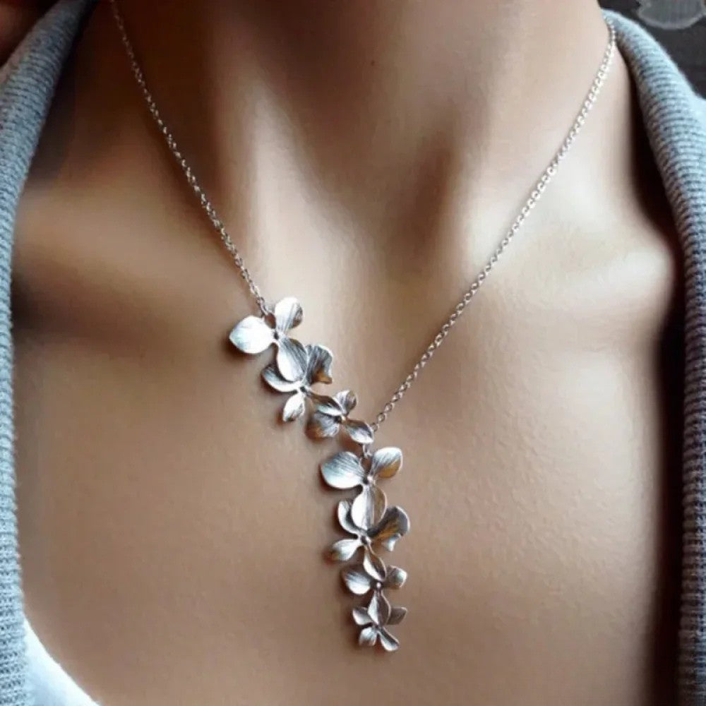 Vayla Antique Silver Floral Necklace |