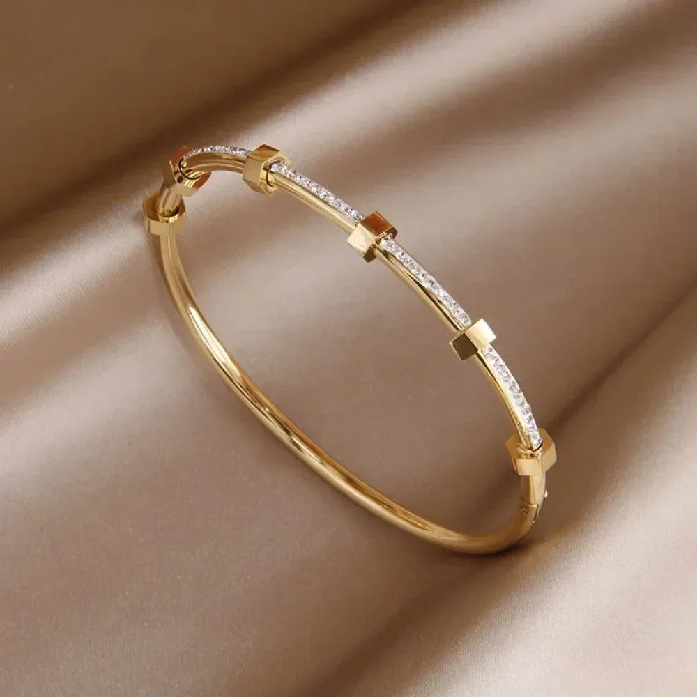Vayla | Elegant Golden Bracelet in Light Design