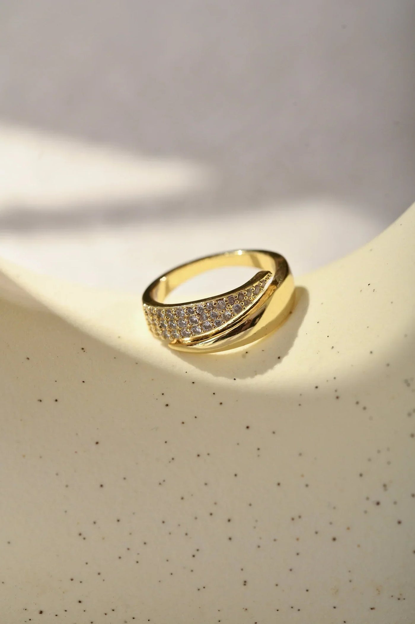Vayla | Elegant Gold Ring with Sparkling Stones