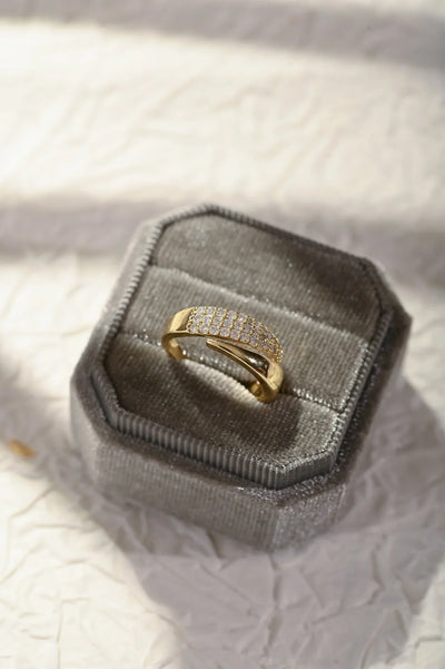 Vayla | Elegant Gold Ring with Sparkling Stones
