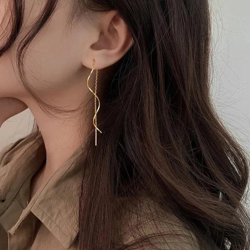 Vayla | Long Earrings with Wavy Design
